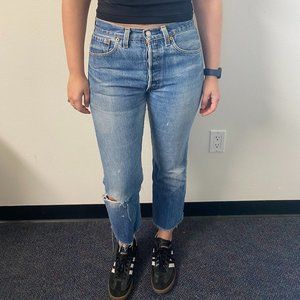 Super cute distressed Mid-rise Levi 501 W31 L30 Women